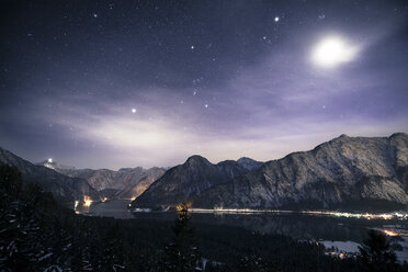 Austria, Salzkammergut, Lake Hallstatt, Dachstein and Salzberg at night - STCF00473
