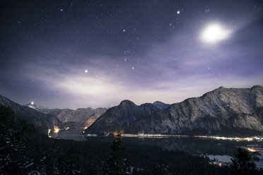 Österreich, Salzkammergut, Hallstätter See, Dachstein und Salzberg bei Nacht - STCF00473