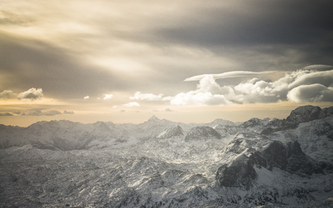 Österreich, Salzkammergut, Dachsteinmassiv bei Sonnenaufgang, lizenzfreies Stockfoto