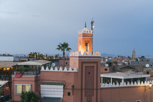 Marokko, Marrakesch, Blick auf den Jemaa el-Fnaa, Turm im Abendlicht - TAMF00966