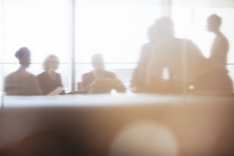Silhouette von Geschäftsleuten bei einem Treffen, lizenzfreies Stockfoto
