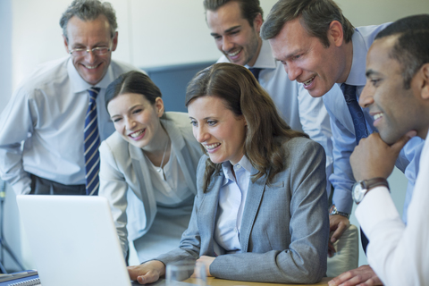 Geschäftsleute arbeiten am Laptop im Büro, lizenzfreies Stockfoto