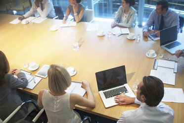 Business people sitting in meeting - CAIF18718