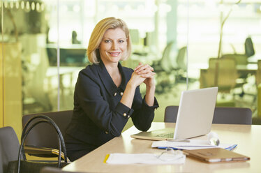Geschäftsfrau mit Laptop im Büro - CAIF18721
