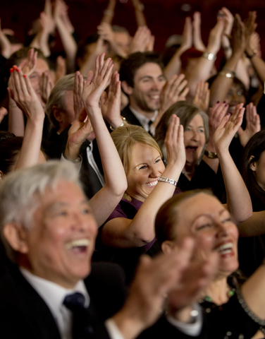 Publikum klatscht im Theater, lizenzfreies Stockfoto