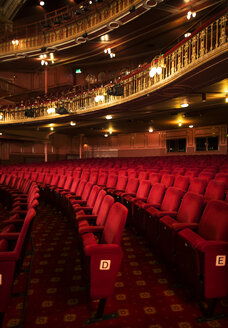 Sitze im leeren Theatersaal - CAIF18773