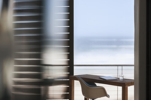 Schreibtisch auf der Terrasse mit Blick aufs Meer - CAIF18782