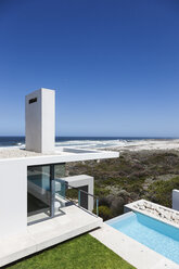 Modernes Haus mit Blick auf das Meer - CAIF18783