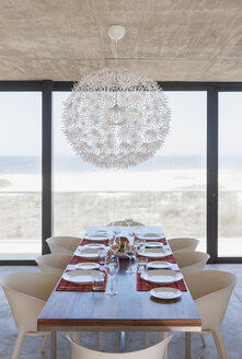 Gedeckter Tisch im modernen Esszimmer mit Blick aufs Meer - CAIF18800