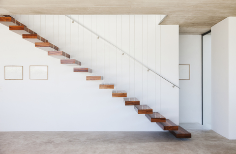 Schwebende Treppe in modernem Haus, lizenzfreies Stockfoto