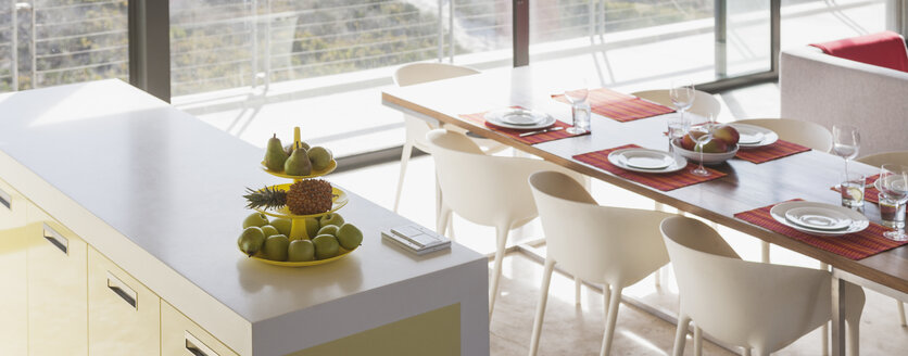 Frühstücksbar und gedeckter Tisch in einem modernen Wohnbereich - CAIF18805