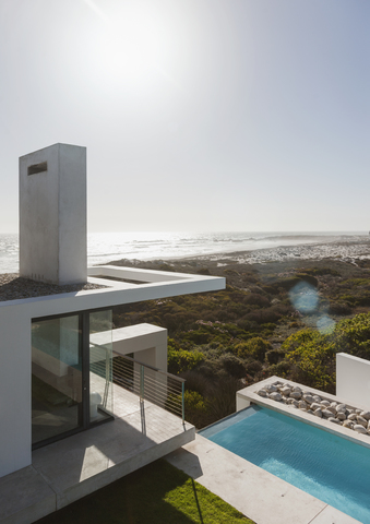 Modernes Haus und Pool mit Blick aufs Meer, lizenzfreies Stockfoto