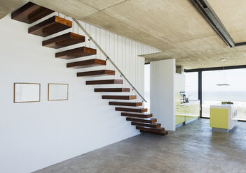 Schwebende Treppe in modernem Haus - CAIF18827