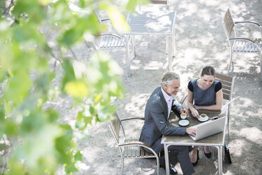 Geschäftsleute arbeiten in einem Straßencafé - CAIF18830