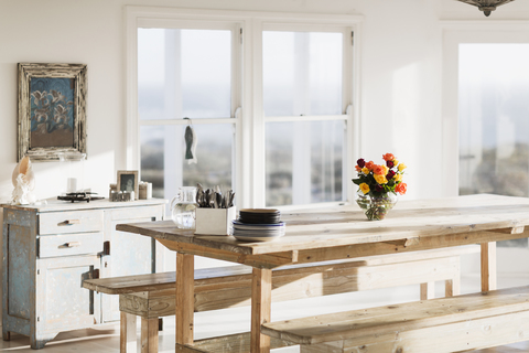 Holztisch im Esszimmer, lizenzfreies Stockfoto