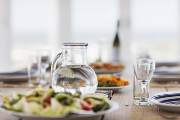 Essen und Wasser auf dem gedeckten Tisch - CAIF18871