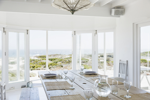 Speisesaal mit Blick auf das Meer, lizenzfreies Stockfoto