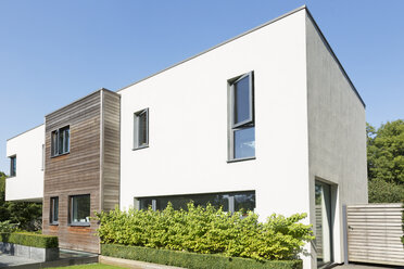 Hedges around modern house - CAIF18939