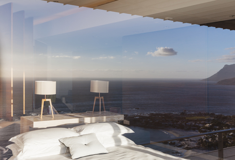 Modernes Schlafzimmer mit Meerblick, lizenzfreies Stockfoto