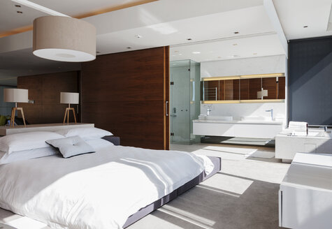 Schlafzimmer und Bad in modernem Haus - CAIF18967