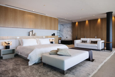 Bett und Sofa im modernen Schlafzimmer - CAIF18978