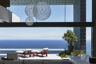 Liegestühle auf dem Balkon mit Blick aufs Meer - CAIF18984