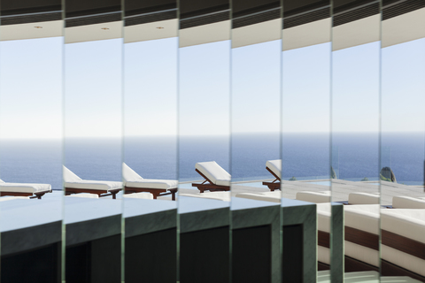 Sessel und Balkon im Spiegel, lizenzfreies Stockfoto