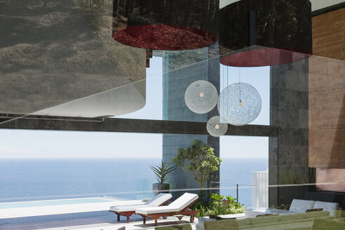 Terrasse eines modernen Hauses mit Blick auf das Meer - CAIF18996