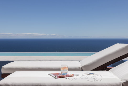 Liegestühle auf dem Balkon mit Blick aufs Meer - CAIF19000