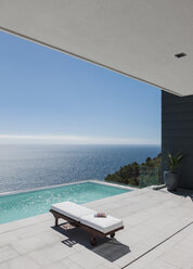 Sessel am Infinity-Pool mit Blick aufs Meer - CAIF19003