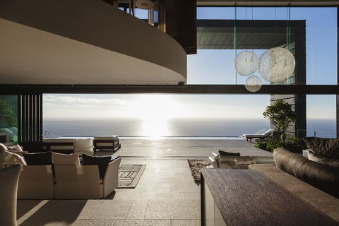 Modernes Haus mit Blick auf das Meer, lizenzfreies Stockfoto