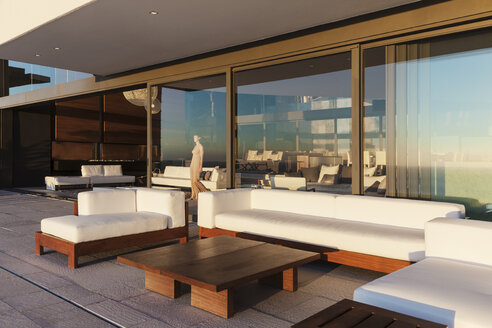 Sofas und Tisch auf modernem Balkon - CAIF19017
