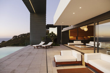 Modern patio and infinity pool - CAIF19024