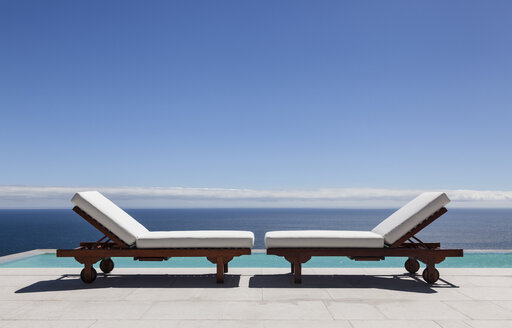 Liegestühle und Infinity-Pool mit Blick aufs Meer - CAIF19025