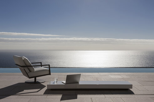 Moderne Terrasse und Infinity-Pool mit Blick aufs Meer - CAIF19029