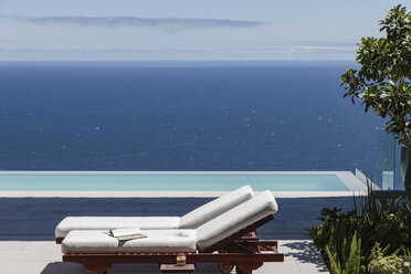 Moderne Terrasse und Infinity-Pool mit Blick aufs Meer - CAIF19048