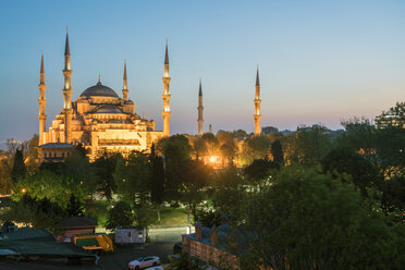 Türkei, Istanbul, blaue Moschee zur blauen Stunde - TAMF00969