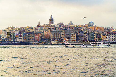 Türkei, Istanbul, Blick auf den Galata-Turm, das Goldene Horn und das Ausflugsboot - TAMF00977