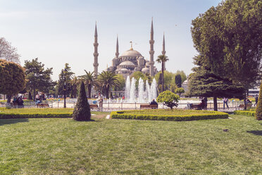 Türkei, Istanbul, Blick auf die Sultan-Ahmed-Moschee - TAMF00978