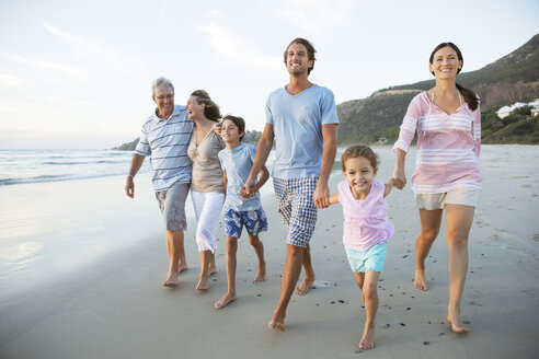 Familie geht gemeinsam am Strand spazieren - CAIF19131