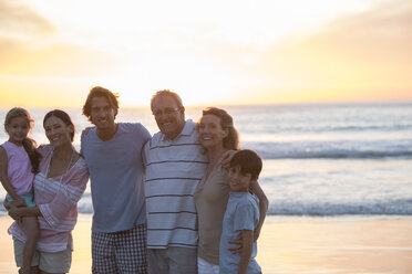 Gemeinsam lächelnde Familie am Strand - CAIF19149