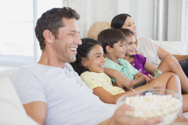 Familie beim Fernsehen auf dem Sofa - CAIF19326