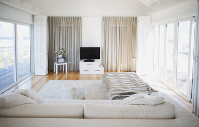 Modern living room - CAIF19327