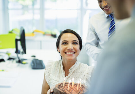 Geschäftsleute feiern Geburtstag im Büro - CAIF19428