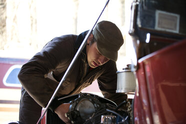 Mechaniker repariert Automotor - CAVF09641