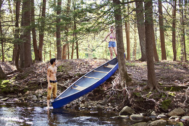 Ehepaar mit Ruderboot im Wald stehend - CAVF09722