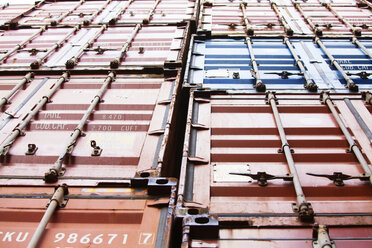 Niedriger Blickwinkel auf Frachtcontainer an einem kommerziellen Dock - CAVF09745