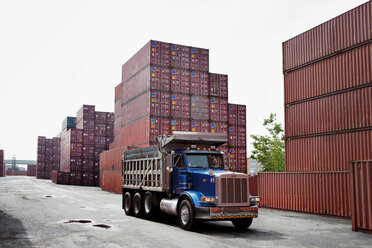 Lkw und Frachtcontainer am Handelsdock - CAVF09754