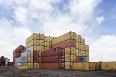 Frachtcontainer im Handelsdock - CAVF09768