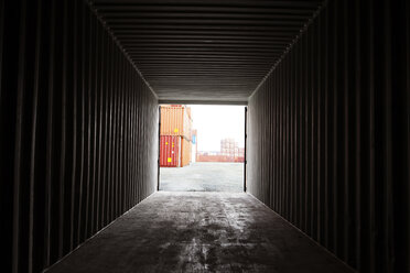 Handelsdock durch Frachtcontainer gesehen - CAVF09772